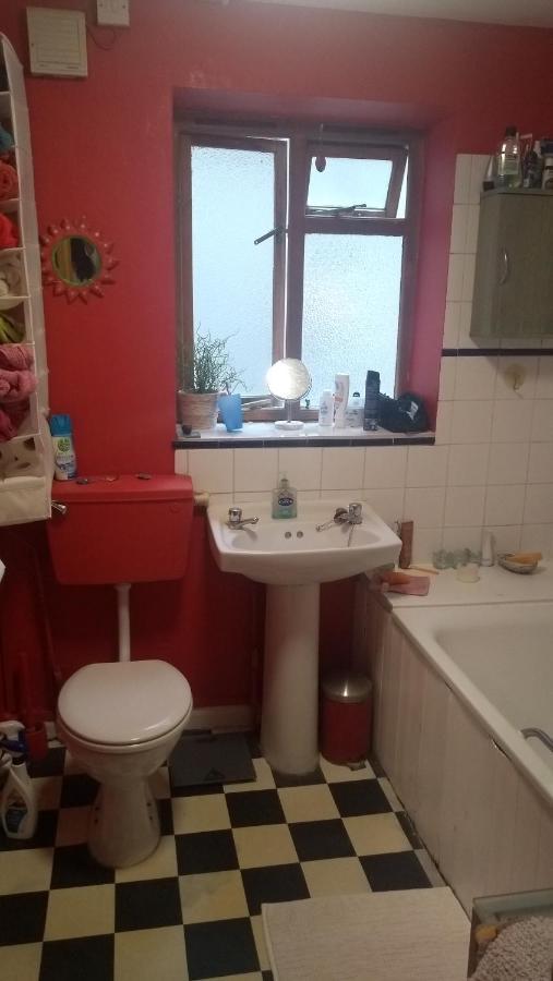 Homey, Warm & Welcoming Room. Лондон Екстериор снимка